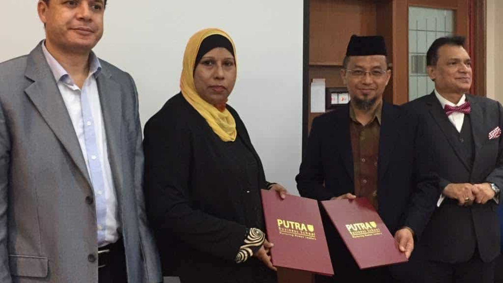 VIA-has-been-appointed-as-Putra-Business-Schools-Language-centre.-Signing-agreement-with-the-President-Prof-Zulkarnain-bin-Yusop